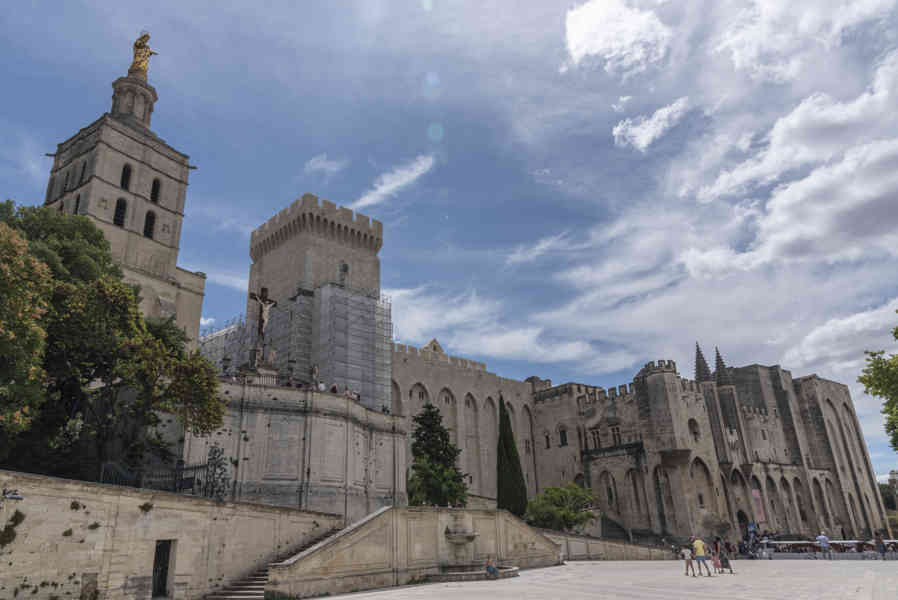 Francia - Avignon 046 - Palacio de Los Papas y  basílica Metropolitana de Notre-Dame des Doms.jpg
